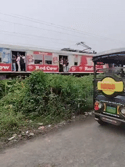 Rail, rickshaws, and wildflowers along the Naihati line