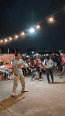 Outdoor live music night draws dancing crowd in Surakarta