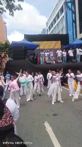 Street performance and live stage event draws crowd in Caracas