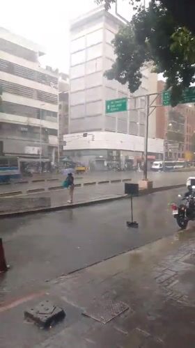 Heavy rainfall creates flooding on Caracas streets April 27
