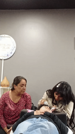 Beauty treatment demonstration observed by group in Providencia spa