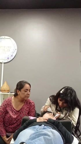 Beauty treatment demonstration observed by group in Providencia spa