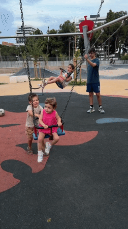 Weekend leisure activities observed across Valencia park and court