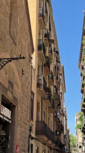 Skate session and street life through central Barcelona