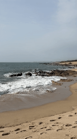 Rocky beach documented under overcast skies in Vila Nova de Gaia