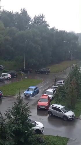 Heavy downpour floods streets in Kazan residential area