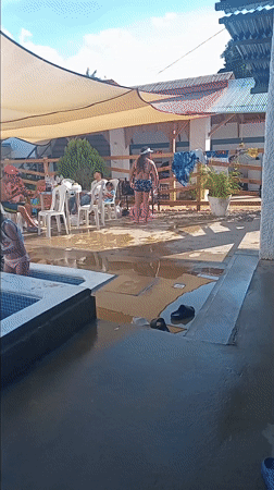 Families enjoy evening at outdoor pools in El Eneal
