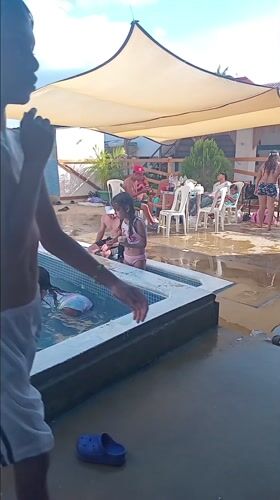 Families enjoy evening at outdoor pools in El Eneal
