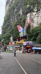 Tourist documents Guilin plaza, restaurant, and street scenes