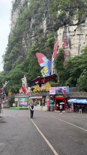 Tourist documents Guilin plaza, restaurant, and street scenes