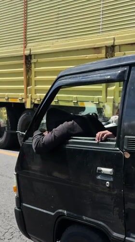 Black pickup truck stops on Tabanan street, driver observed