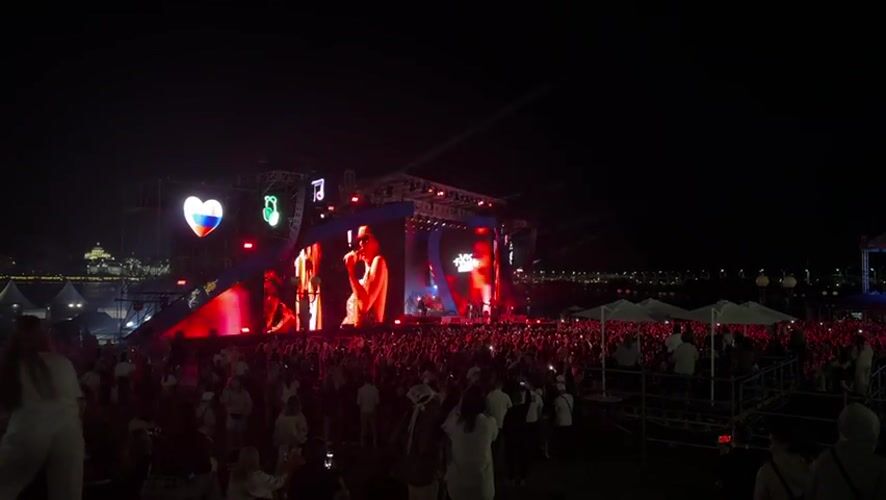 Nighttime concert draws large crowd in Kazan, Russia