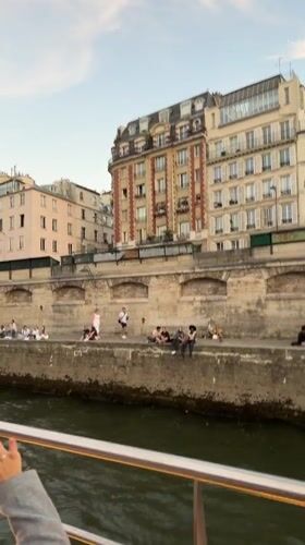 Seine riverbank life and a snow-themed Pont Neuf installation