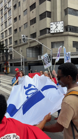 Healthcare union holds brief demonstration at São Paulo government building