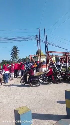 Red-and-white patriotic gathering fills Gorontalo streets and waterfront