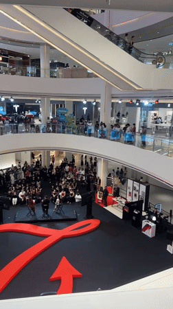 Live event draws crowds at Bangkok shopping mall