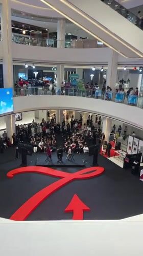 Live event draws crowds at Bangkok shopping mall