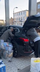 London witnesses capture street loading, indoor shopping activities Friday afternoon