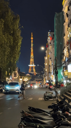 Evening street life unfolds in Da Lat, Vietnam
