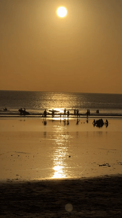 Sunset session at Kuta Beach: drinks, shopping, and shoreline crowds