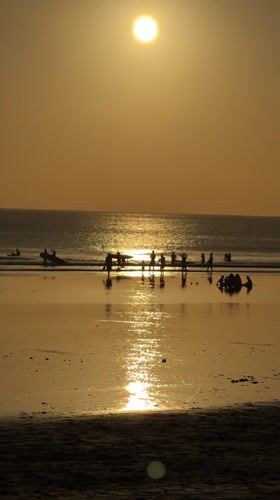 Sunset session at Kuta Beach: drinks, shopping, and shoreline crowds