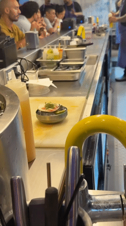 Late-night dining service documented at Mexico City restaurant