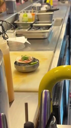 Late-night dining service documented at Mexico City restaurant