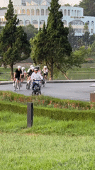 Evening recreation activities observed along Đà Lạt waterfront paths