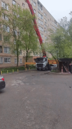 Construction work and dog walking observed in Mytishchi