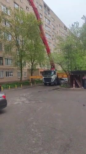 Construction work and dog walking observed in Mytishchi