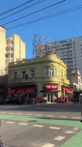Buenos Aires street scene features yellow Pin Pun building
