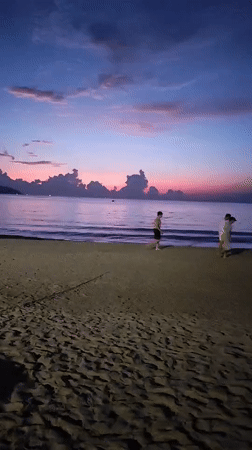 Beachgoers witness colorful sunrise at Đà Nẵng shore