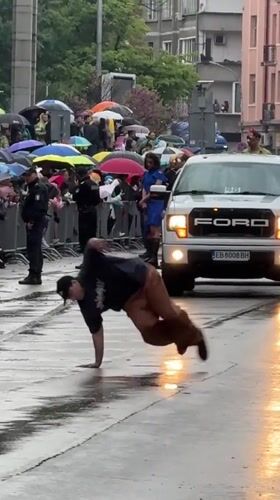 Satirical street parade with political floats draws crowds in rainy Gabrovo