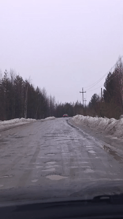 Spring conditions documented in Nizhnevartovsk: damaged roads, lingering snow
