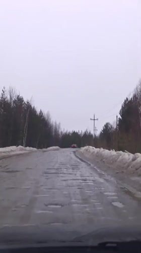 Spring conditions documented in Nizhnevartovsk: damaged roads, lingering snow