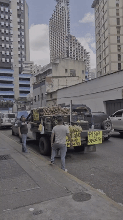 Mobile fruit vendor operates from pickup truck in Caracas