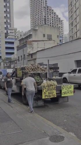 Mobile fruit vendor operates from pickup truck in Caracas