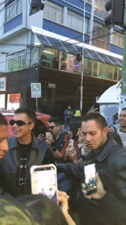 Street performer draws crowds with phones in La Paz