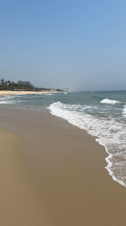 Peaceful beach scene captured in Đà Nẵng, Vietnam