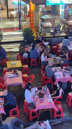 Outdoor dining scene captured in Zhangjiajie, China