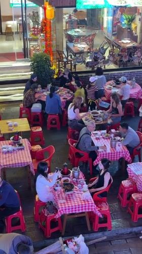Outdoor dining scene captured in Zhangjiajie, China