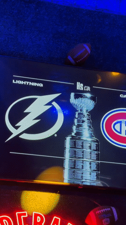 Late-night hockey viewing draws crowd to Montreal bar