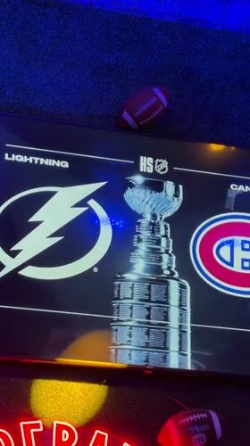 Late-night hockey viewing draws crowd to Montreal bar