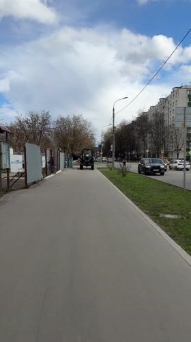 Moscow residents document ordinary street life during late morning