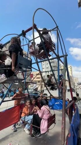 Makeshift Ferris wheel operates amid damaged Gaza buildings