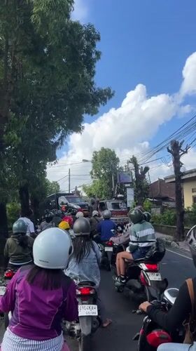 Traffic jam blocks Sukawati road as red truck stops