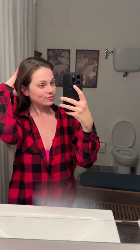 Woman documents Airbnb stay with selfies in Perugia