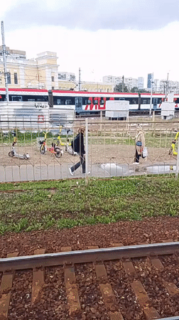 Moscow train platform visit paired with smartphone unboxing shots