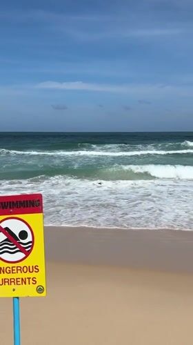 Swimmers ignore dangerous current warnings at Thai beach