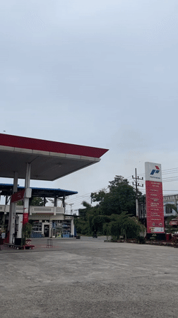 Busy fuel stop in Meunasah Pupu, motorcycles queuing up